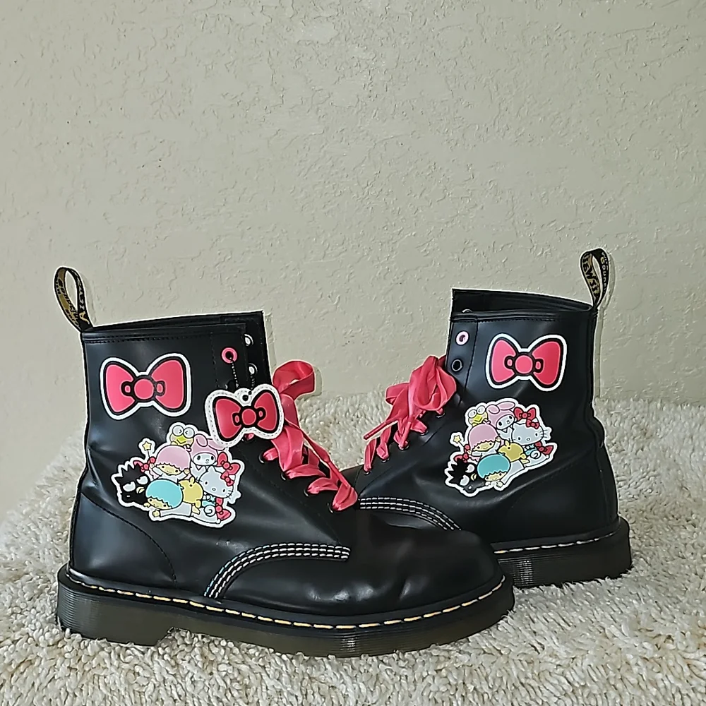 Dr. Martens X Hello Kitty & Friends Boots - Picture 4 of 16